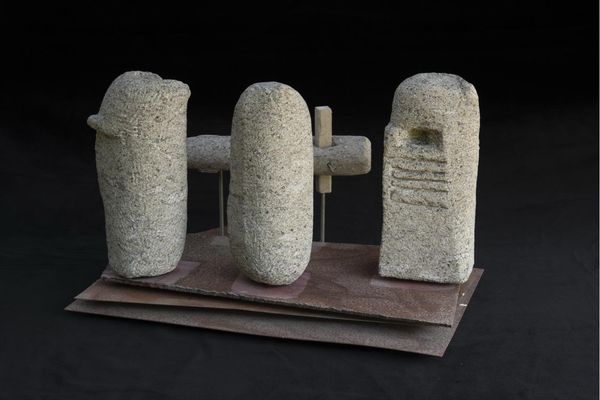 Peperino on three irons (alt view)