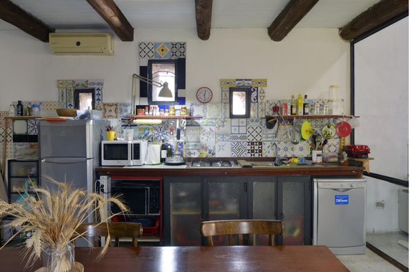 Sutri studio — kitchen with painted majolica
